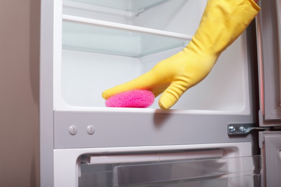 2_CleaningRefrigerator1-575x383