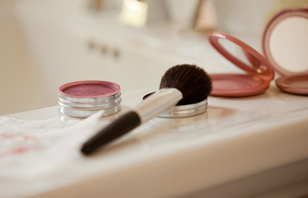 makeup-toothpaste-uses-de